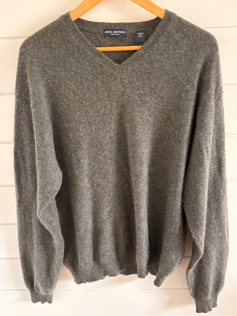 Vintage John Ashford 100% Cashmere V-Neck Sweater - Men’s XL made in Hong Kong